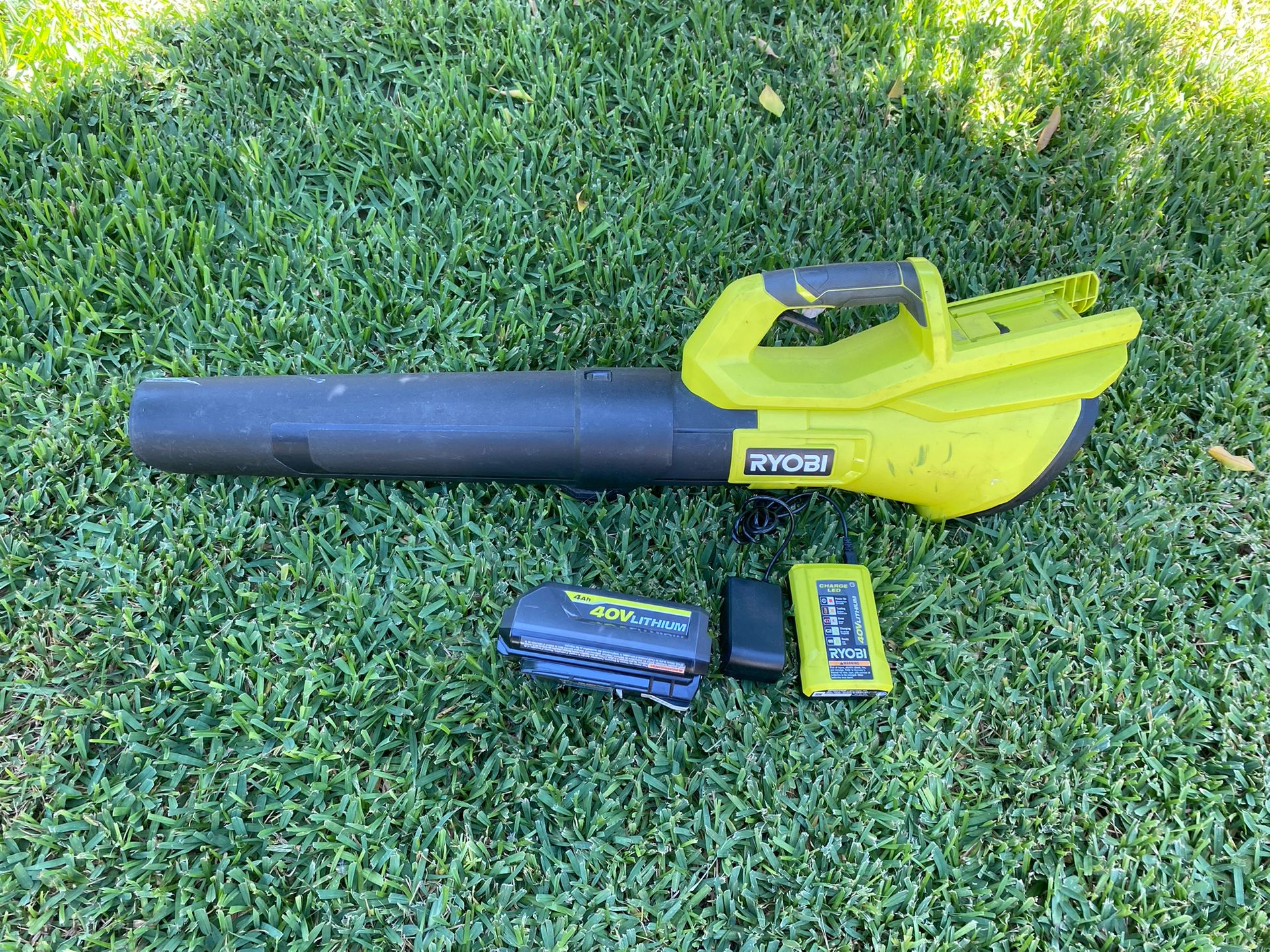 RYOBI 40V 120 MPH 550 CFM Cordless Battery Leaf Blower With 4.0 Ah Battery and Charger