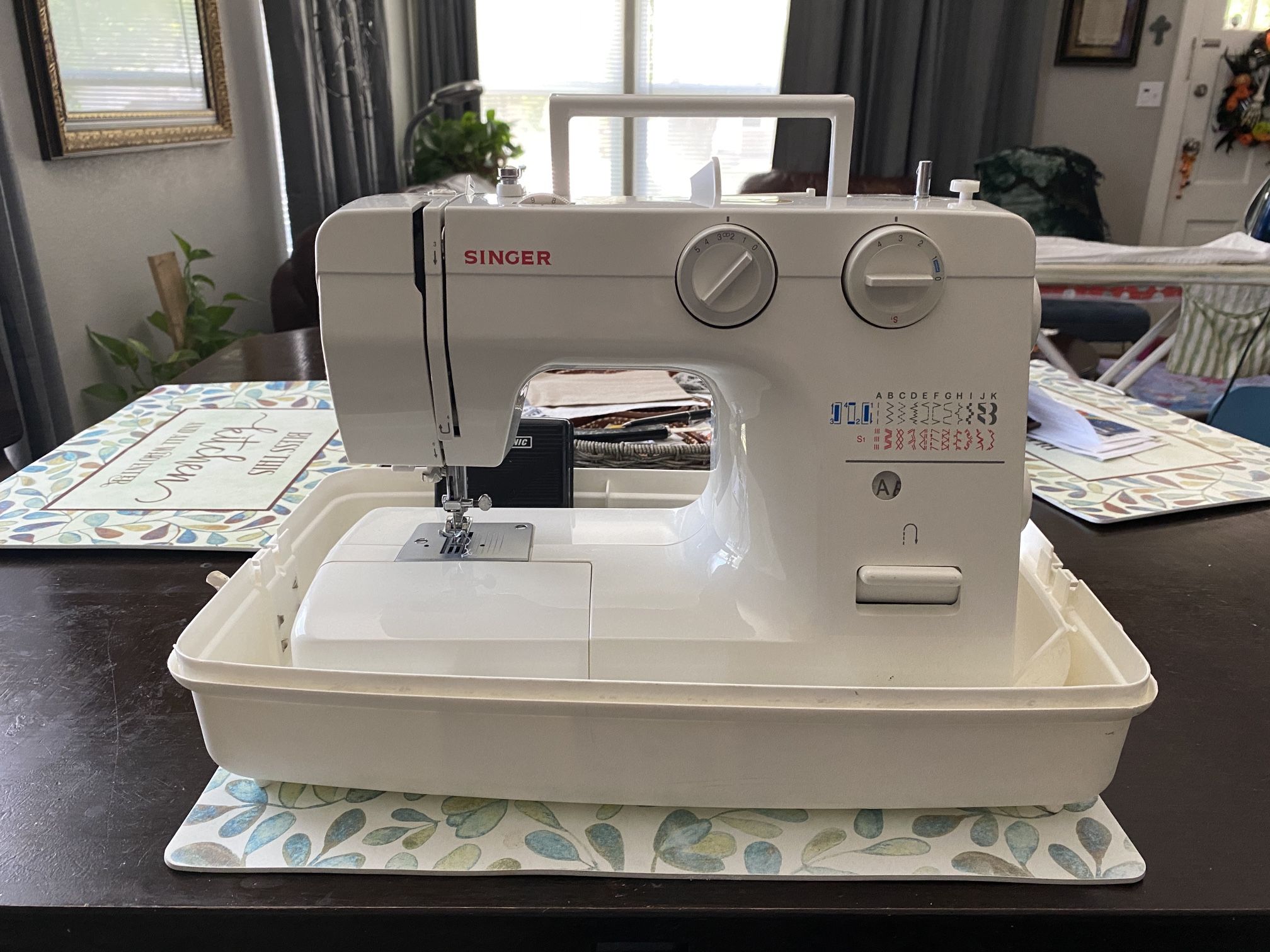 Singer At Home Worldwide Home Sewing Machine 40 Stitch Functions, Model 1120 in sewing machine case