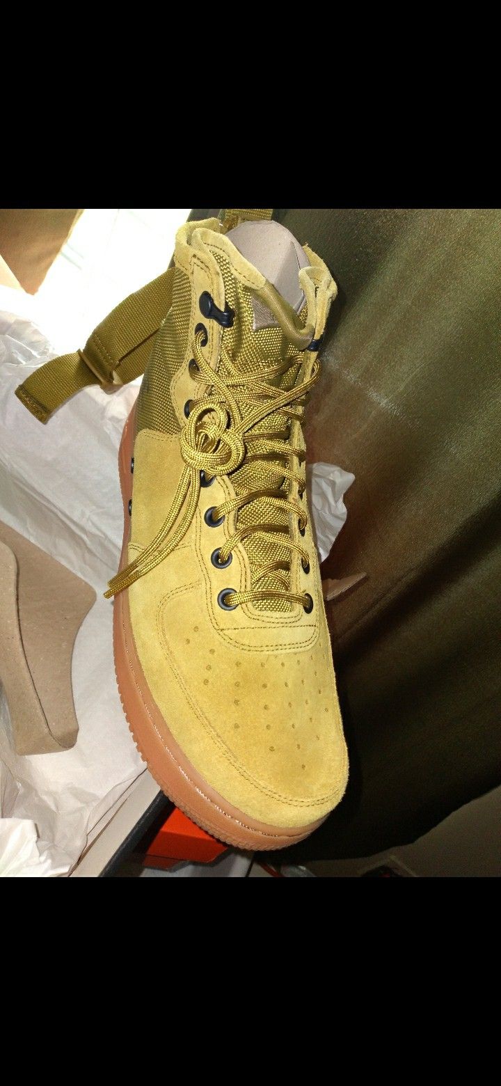 UGG Boots size 6W New paid $169 selling only $115 firm. Also like New Uggs size 9W wore 2-3X in snow $95, or New Mens North Face Boots $95 firm