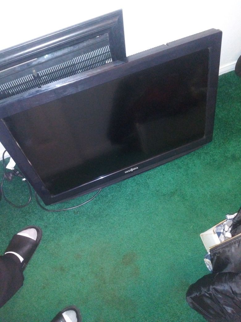 Insignia 32 in flat screen