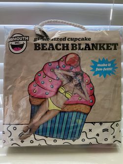 NEW! Big Mouth inc - giant sized cupcake beach blanket