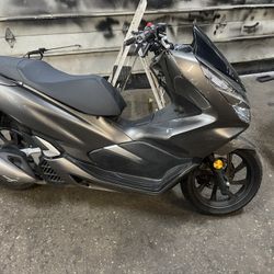 2019 Pcx 150 cc Clean Title And Yes I Have New Plastics Who Ever Buys It  $1,500