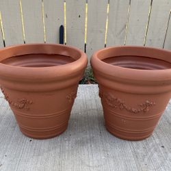 2 / Plastic flower pots