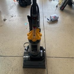 Dyson, Dc 33 Vacuum Cleaner