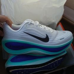 Nike Vomero Plus Road-Running Shoes – Men’s 9.5/ Women’s 11