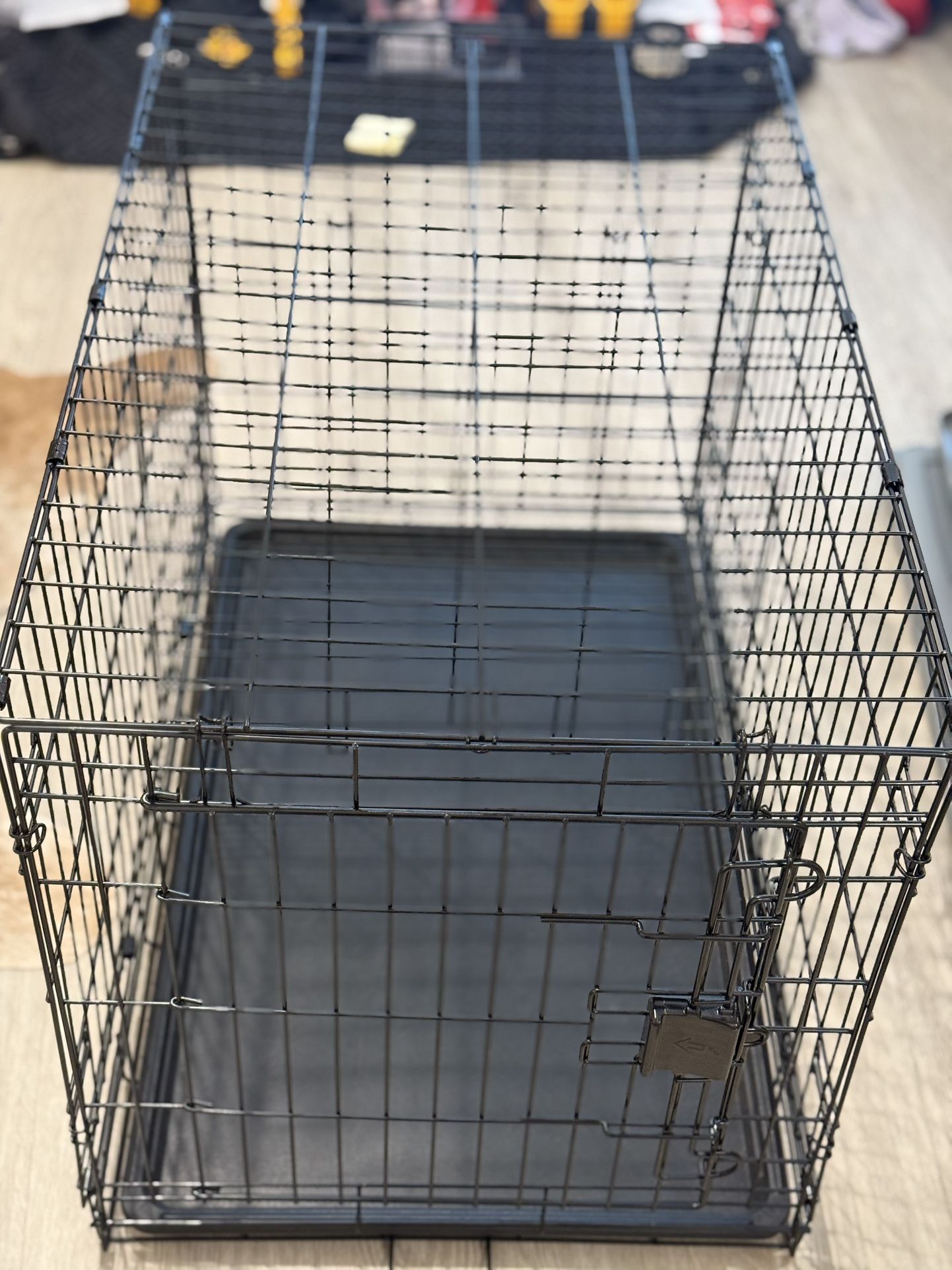 Medium/large Sized Dog Crate- Dimensions In Description