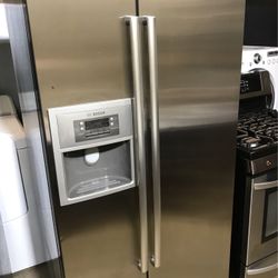  Bosh Refrigerator. Side By Side Stainless 