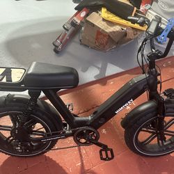 Escape Pro Long Range Moped-Style Electric Bike – this powerful and stylish e-bike is perfect for city commuting or weekend cruis