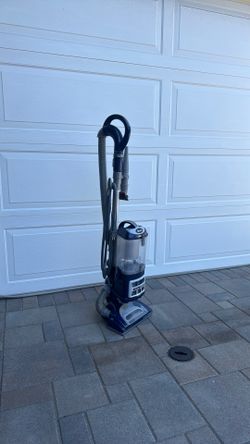 Shark Navigator Lift-Away Deluxe vacuum cleaner