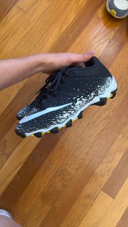 Boys Youth Size 5.5 Nike Cleats 