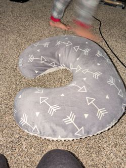 Feeding pillow with washable cover