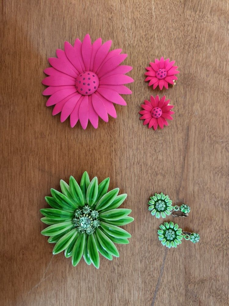 Vintage Daisy Flpwer Brooches And Clip On Earrings