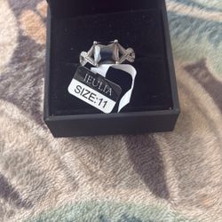 Beautiful Crisscross Band Black-And-White Diamond Ring