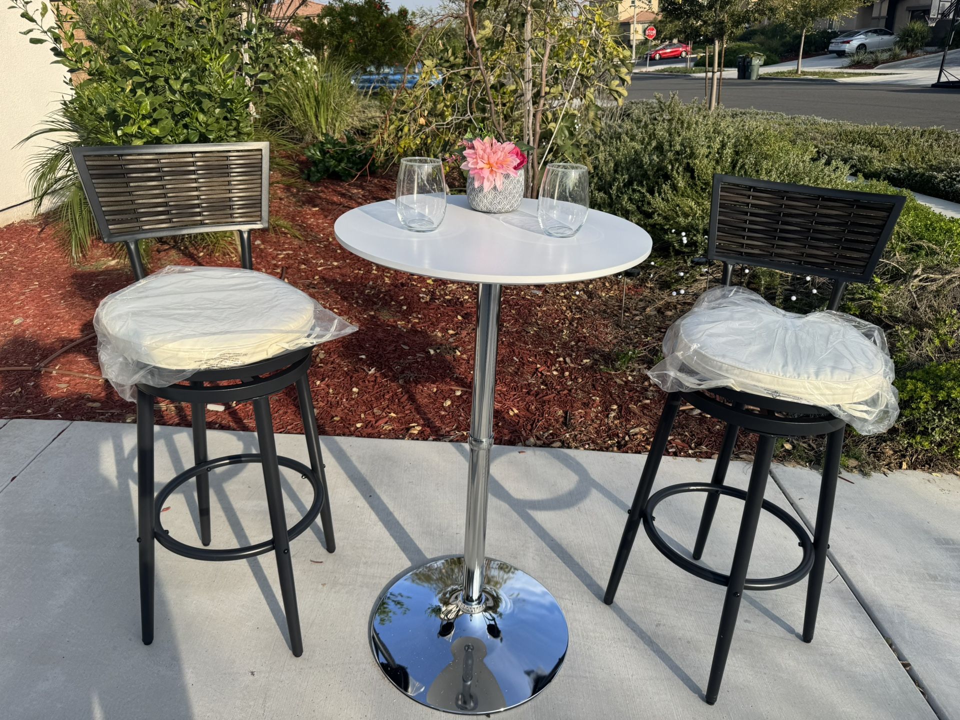 2-piece set of iron swivel bar stools and 1 high round table（3 styles）