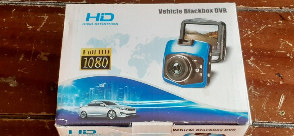 2 DASH CAMERAS AVAILABLE THE FIRST ONE STILL HAS PLASTIC ON SCREEN $24 THE 2ND ONE IS $25 BOTH ARE EXCELLENT WORKING CONDITION CLICK ON PICTURE YOU WI