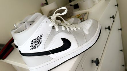 Jordan 1 Mid Light Smoke Grey