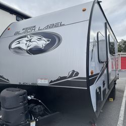 2024 Forest River Wolf Pup Black Label (17JWBL) Length: 23’11’’ • Clean & Clear Title