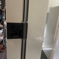 Refrigerator icemaker in Waterwork. Everything works we sell all the time delivery extra.