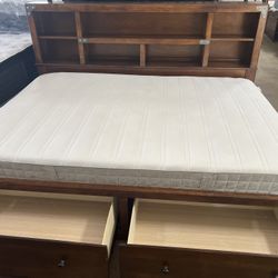 Full-size mattress and Edward footboard that good condition free delivery