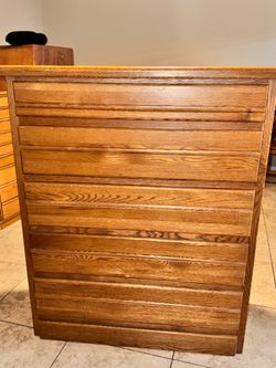 Wooden dresser 5 drawers