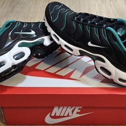 Nike Air Max PLUS Size 8.5 For Men 