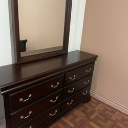 Dresser With Mirror 