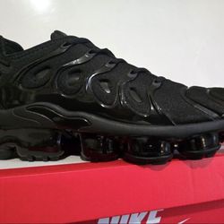 Nike vapormax Plus Triple Black Size 9