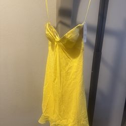 Adrianna Papell yellow dress with bow detail in the back of the dress . Size: 6 #glamour #party New with tag