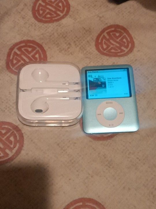 Ipod 8 gb with air pods 3.5 mm jack