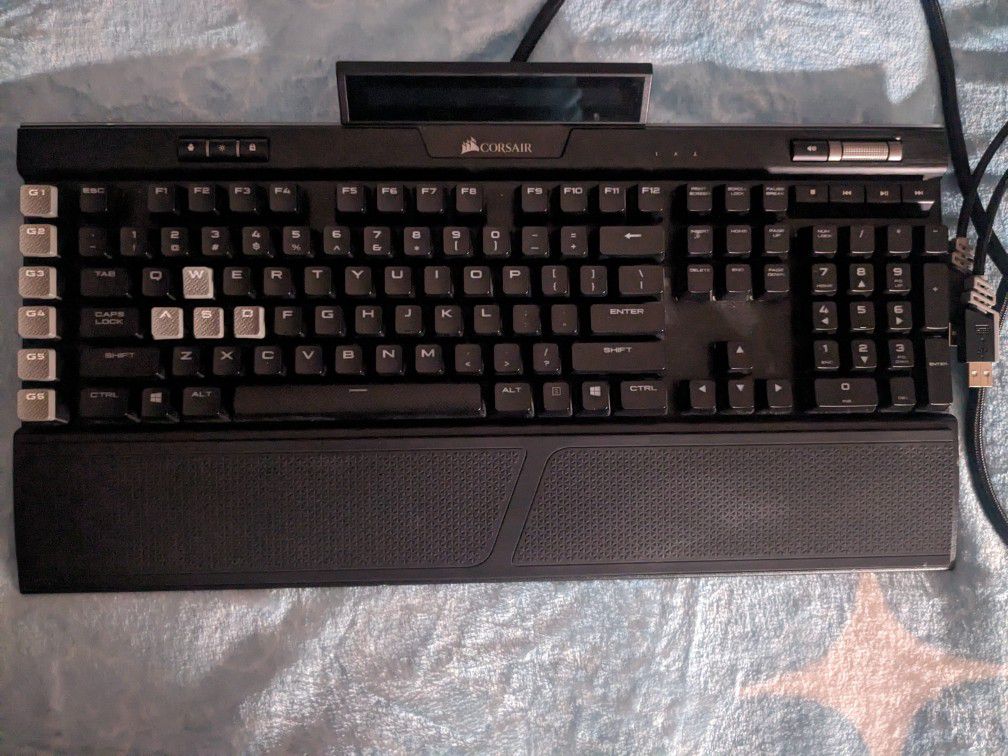 Corsair K95 RGB Platinum gaming keyboard + icue NEXUS companion touch screen