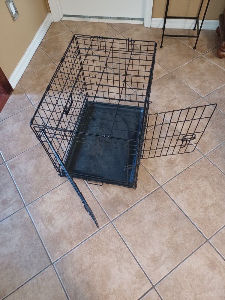 Dog Cage Collapsible  Med Size Great Condition 
