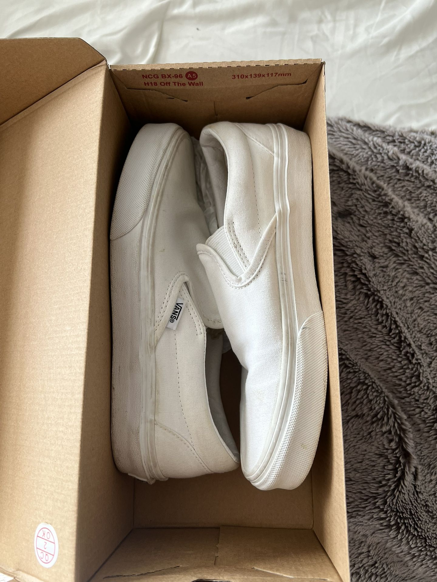 White Vans Gradeschool Size 6 Women’s 7.5
