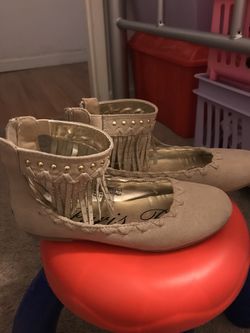 Girl shoes with fringes
