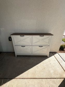 Shoe storage cabinet