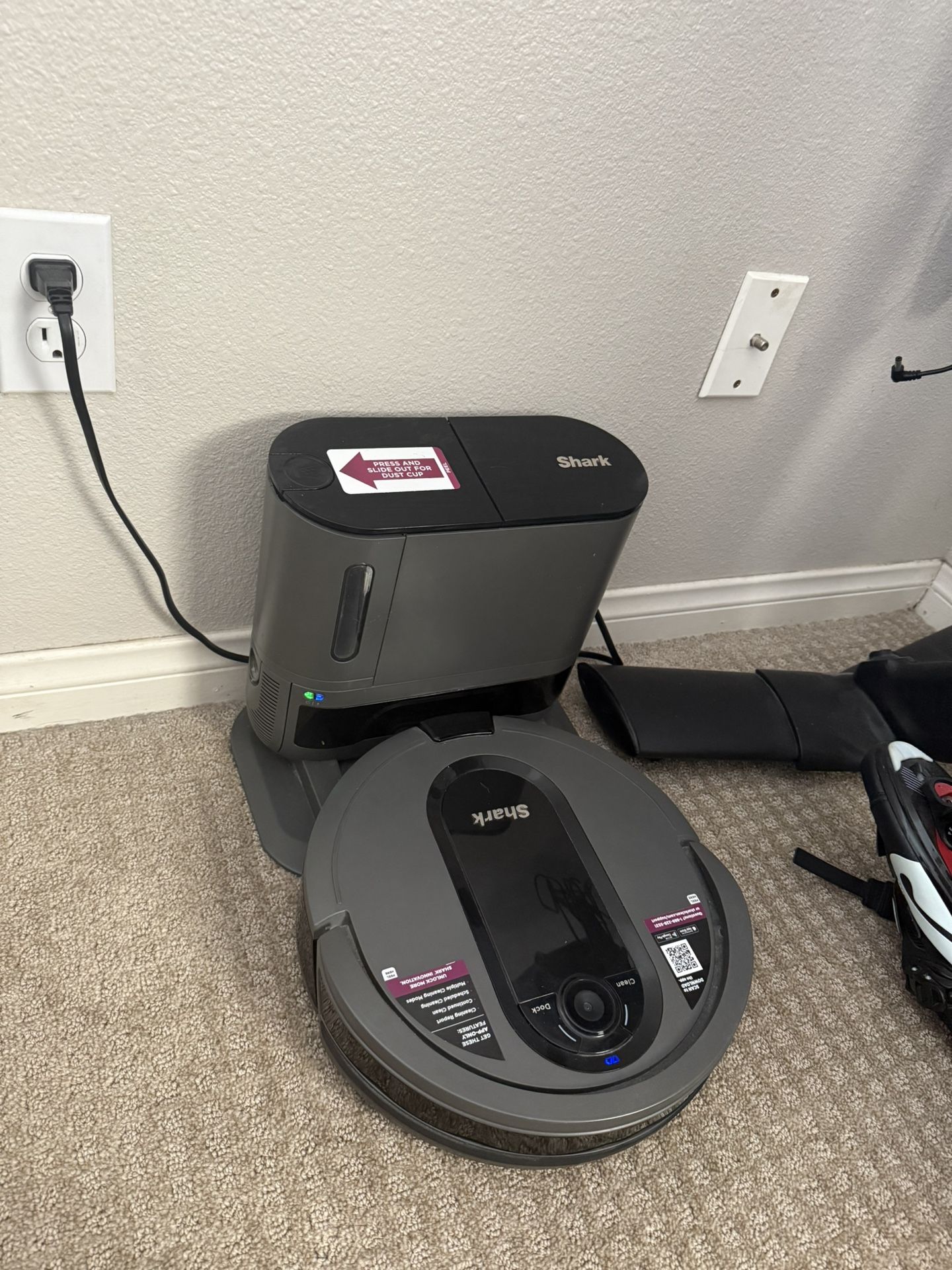 Shark EZ Robot Vacuum AV911S w/Self-Empty Base - EXCELLENT CONDITION!