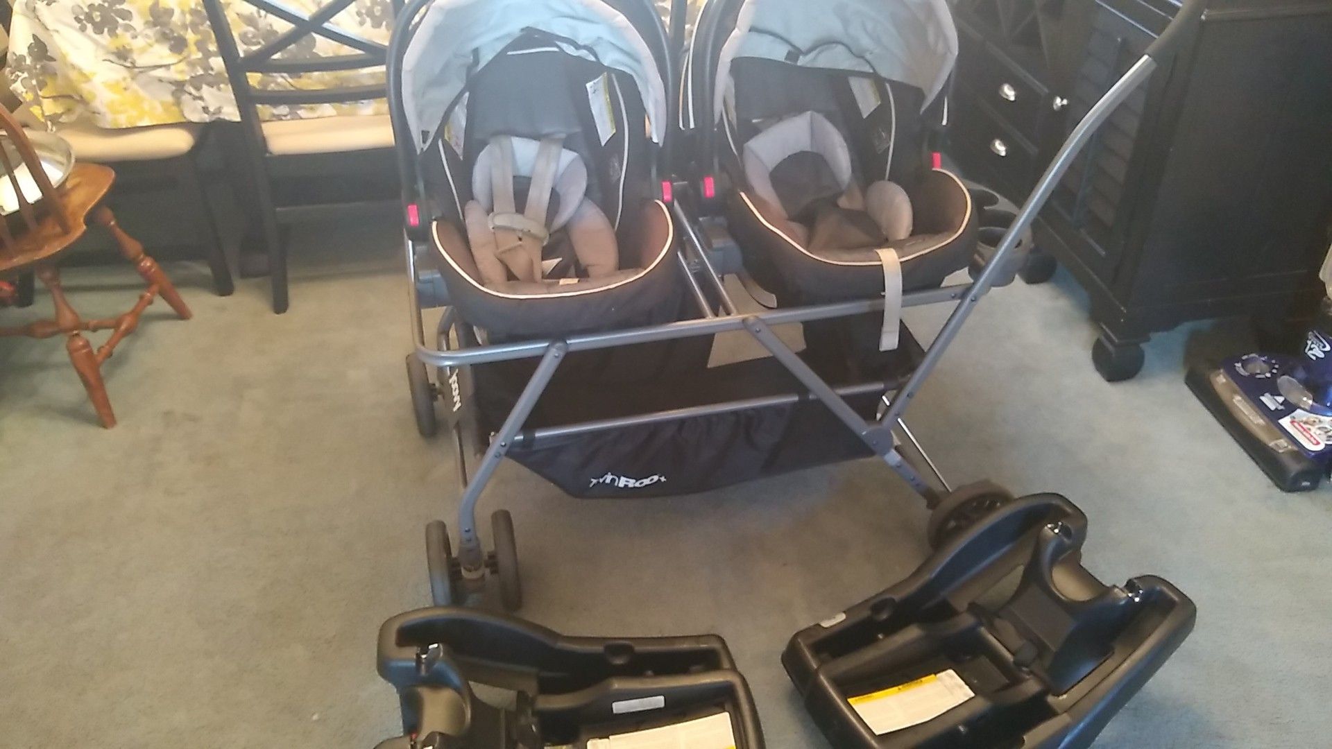 Double stroller with 2 carseats and 2 bases