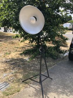 Photography light stands and beauty dish