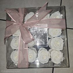 Selling preserved roses that last over a year