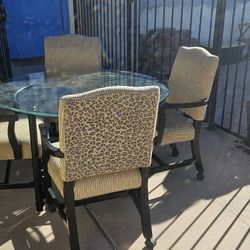 ding room table n chairs