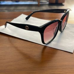 Women’s Gucci Sunglasses Like New, No Scratch’s Mint Condition. Their The Real Deal.