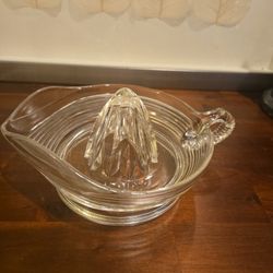 🍋 Vintage Glass Citrus Juicer – Mid-Century Ribbed Reamer with Handle, 8”
