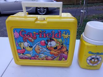 Vintage 1978 Garfield Plastic Lunch Box with Thermos in Good Condition