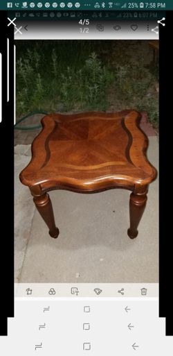 BEAUTIFUL ACCENT OR END TABLE 2' X 2'X2 '