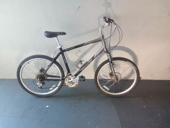 BICYCLE GIANT 21 SPEED SIZE 26 BRAND NEW