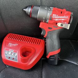 Milwaukee m12 fuel brushless hammer drill whith battery and charger