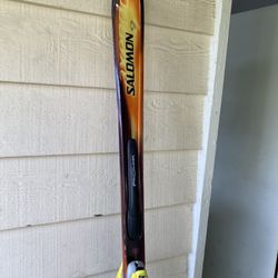 Solomon Axendo 9 Downhill Skis. Excellent Condition . Very Little Use. With Soloman 900s Bindings.  