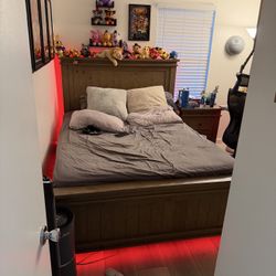 Complete Queen Bed Set - Wood