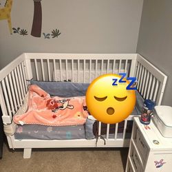 Selling used crib/toddler bed