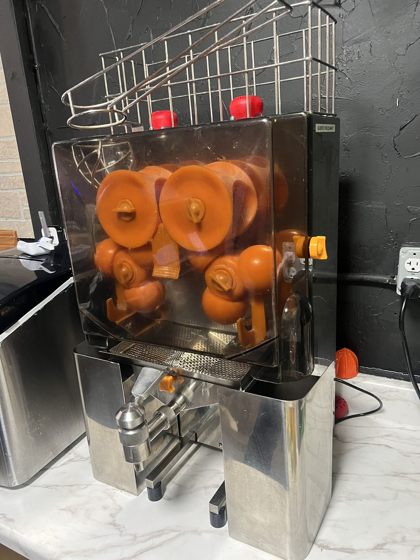 COMMERCIAL ORANGE JUICER for Sale in Miami Beach, FL OfferUp