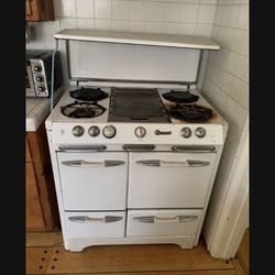1940’s Okeefe & Merritt Vintage Gas Stove.